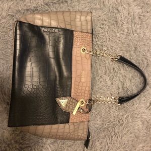 Beautiful guess bag.. never worn
